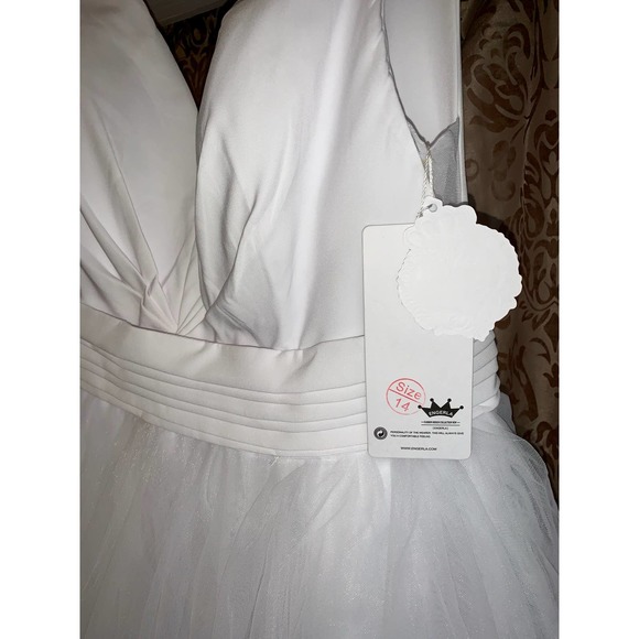 Elegant White Wedding Dress - Picture 12 of 14